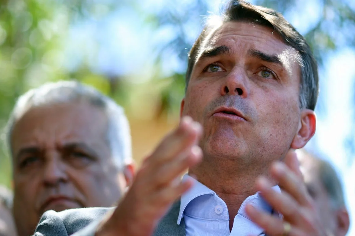 Flávio ameaça Moraes e mira impeachment no Senado