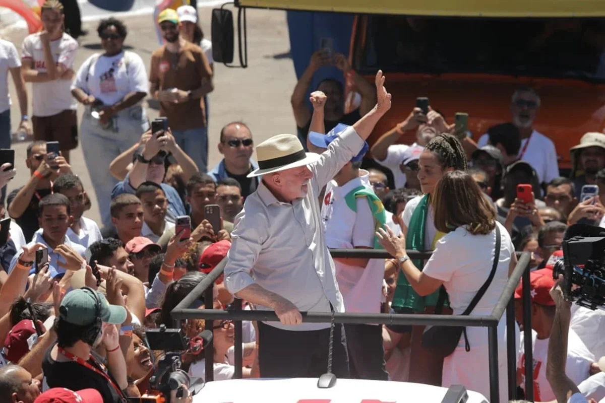 Lula leva campanha às ruas e mira virada no segundo turno