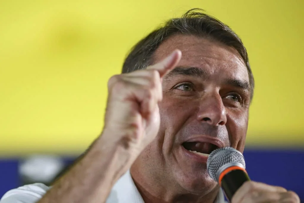 Flávio Bolsonaro pede bloqueio em massa de perfis pró-Lula
