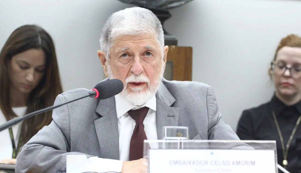 Flávio pode tornar Brasil subserviente aos EUA, alerta Amorim