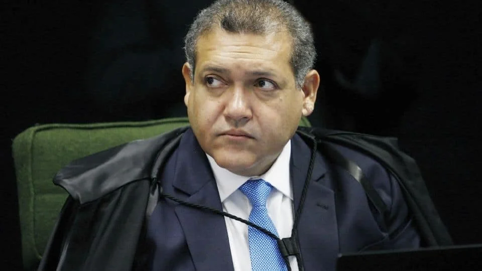 TSE retira jornal de circulação após ação de Flávio Bolsonaro