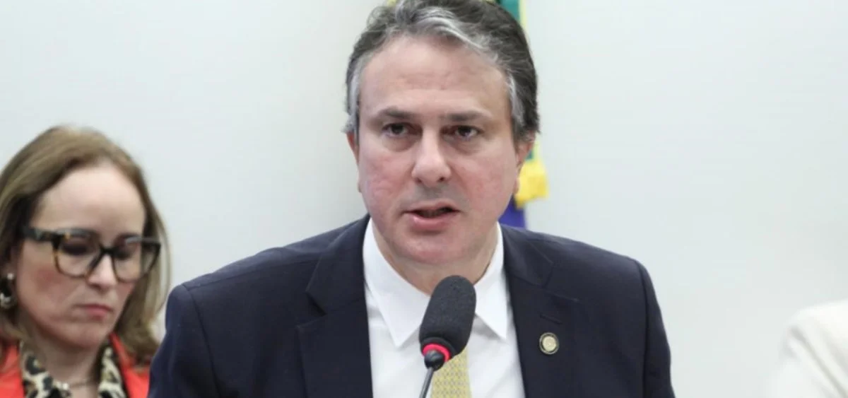 Camilo anuncia ações contra Veja e Vorcaro