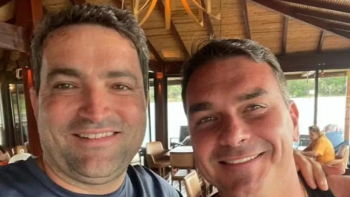 E-mails ligam nome de Flávio Bolsonaro a acesso bancário sob investigação