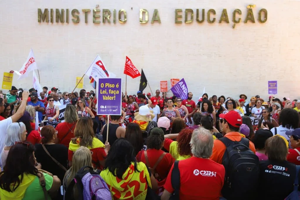 Educação expõe abismo entre Lula e Bolsonaro