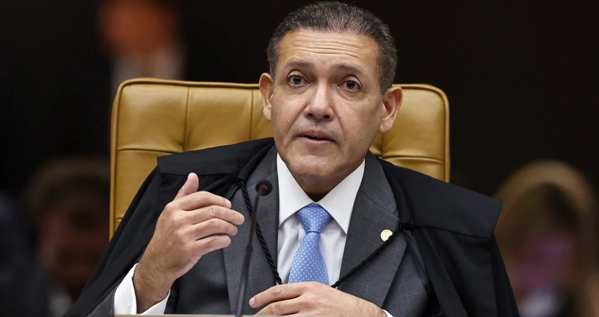 Suspensões no TSE favorecem campanha de Flávio Bolsonaro