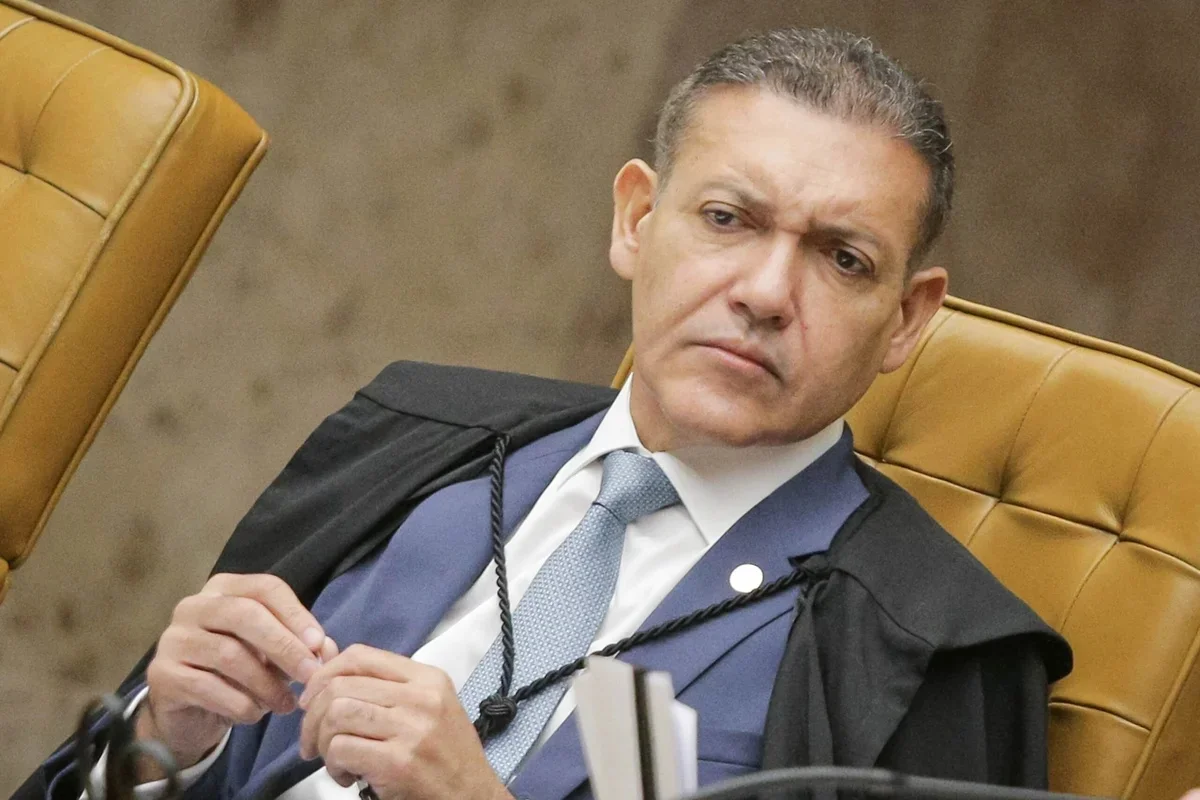 TSE manda suspender canal pró-Lula no WhatsApp