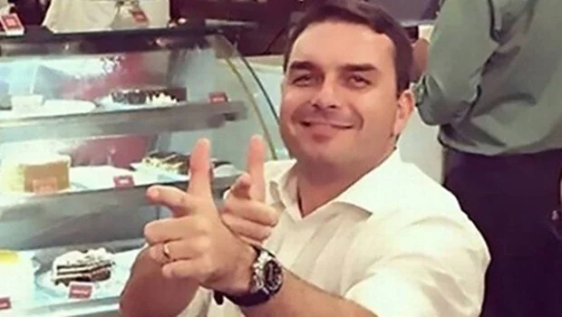 Flávio vence em 86% dos locais de votação em áreas de milícia no Rio