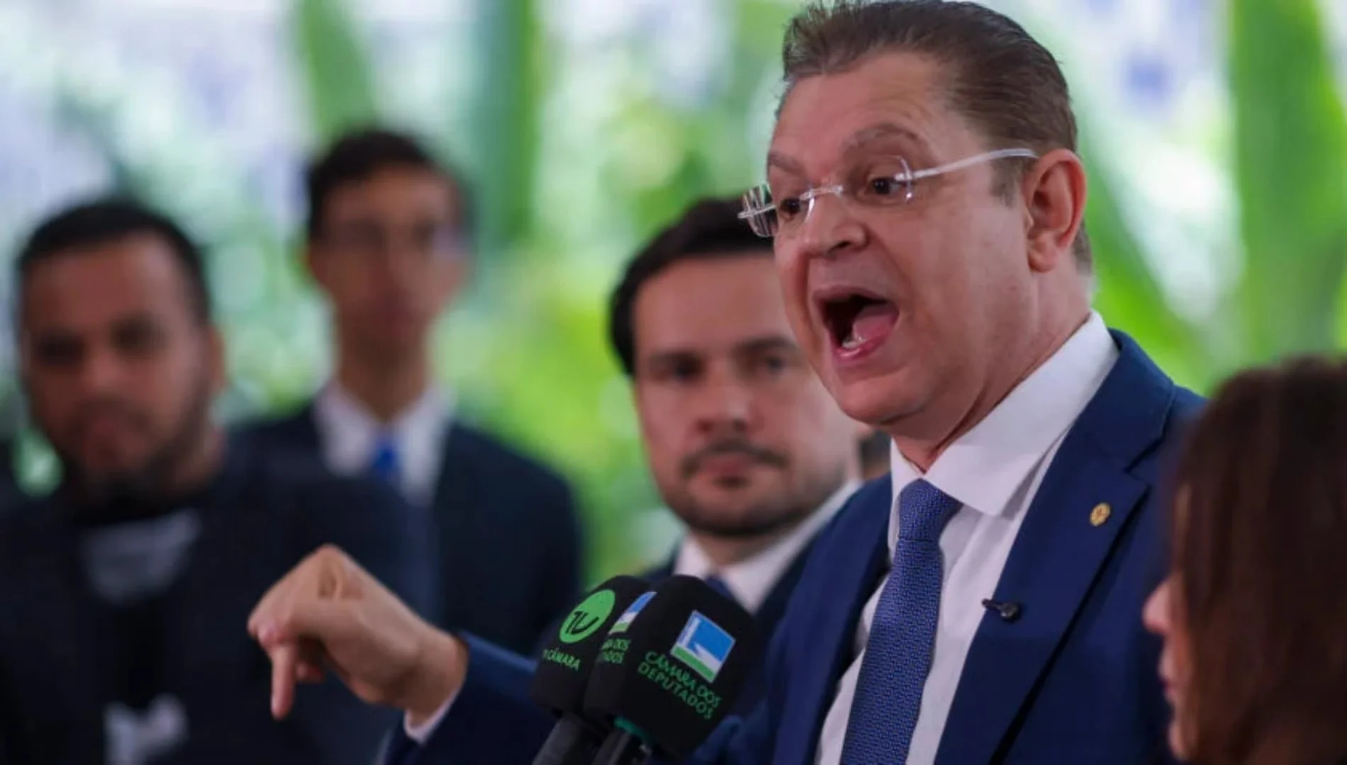 PL apoia 5 X 2, mas mira modelo sem férias e salário mínimo