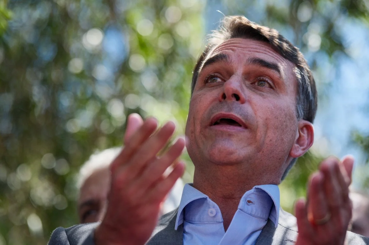 Esquemas de corrupção assombram Flávio Bolsonaro em rede nacional