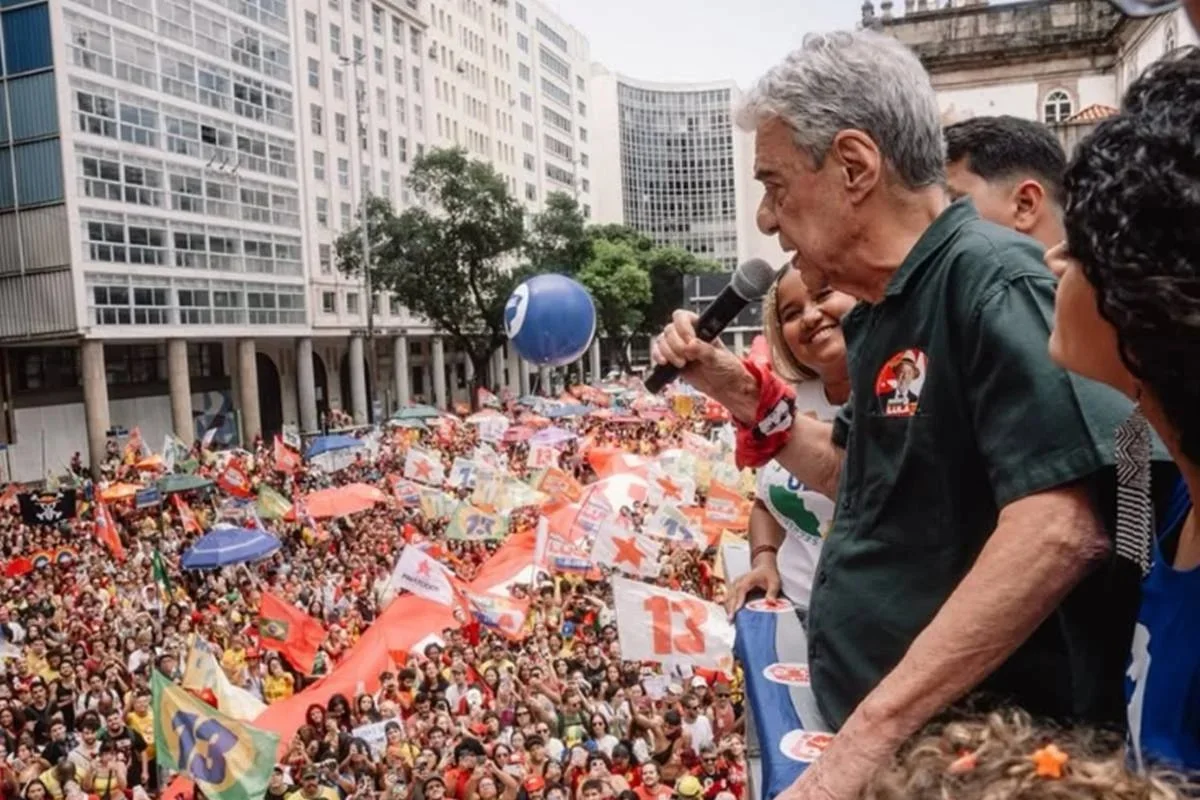 Milhares tomam as ruas do Rio para garantir a reeleição de Lula