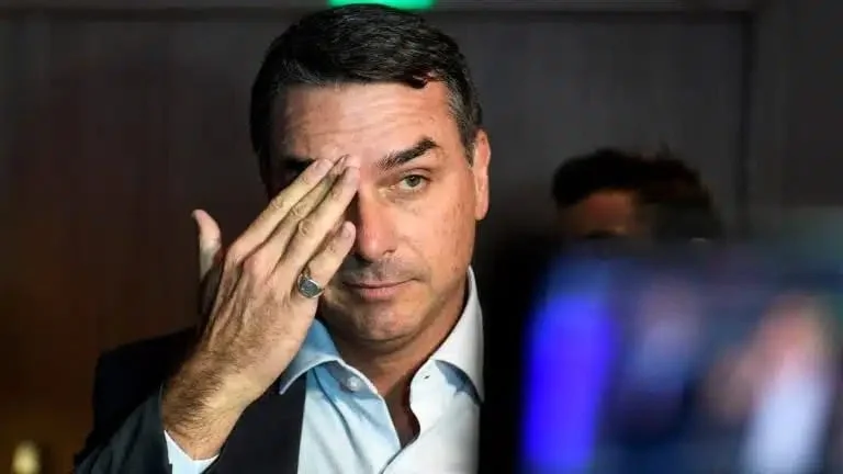 PF cerca Flávio Bolsonaro em esquema de lavagem de dinheiro com bets