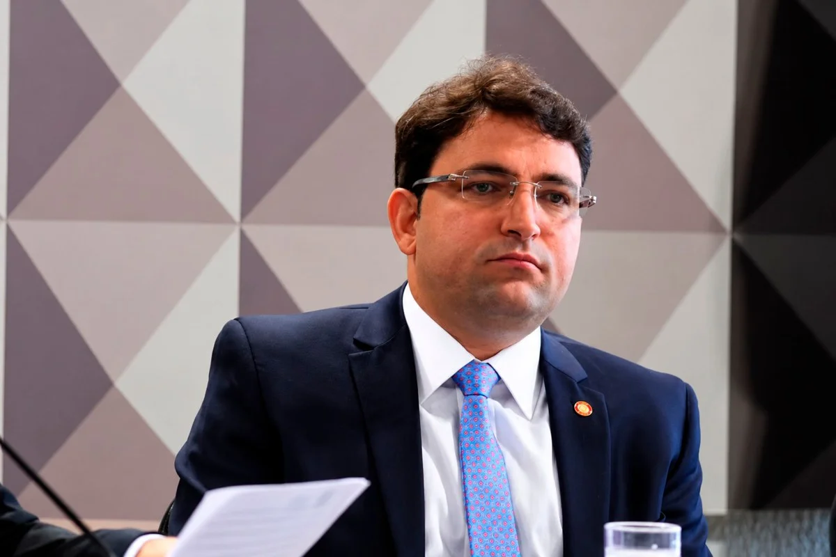 Escândalo da Abin paralela: PF apura repasse de dólares ligado a amigo de Flávio Bolsonaro