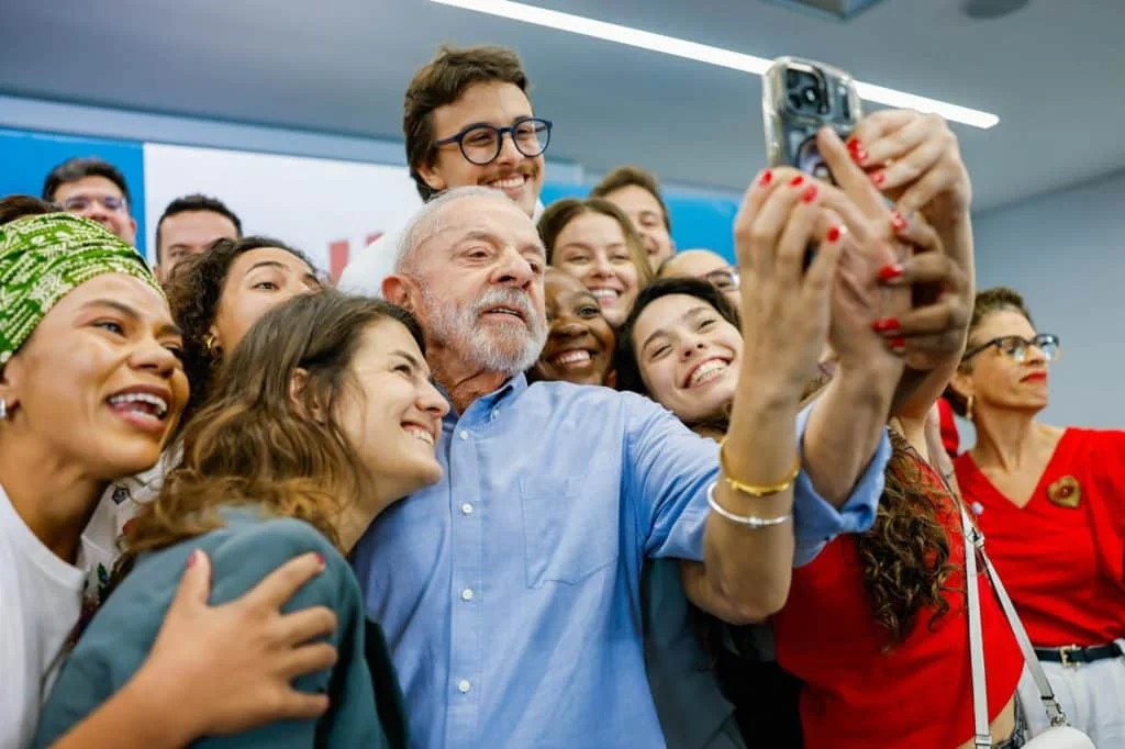 Lula cresce e encosta em Flávio Bolsonaro na reta final da eleição