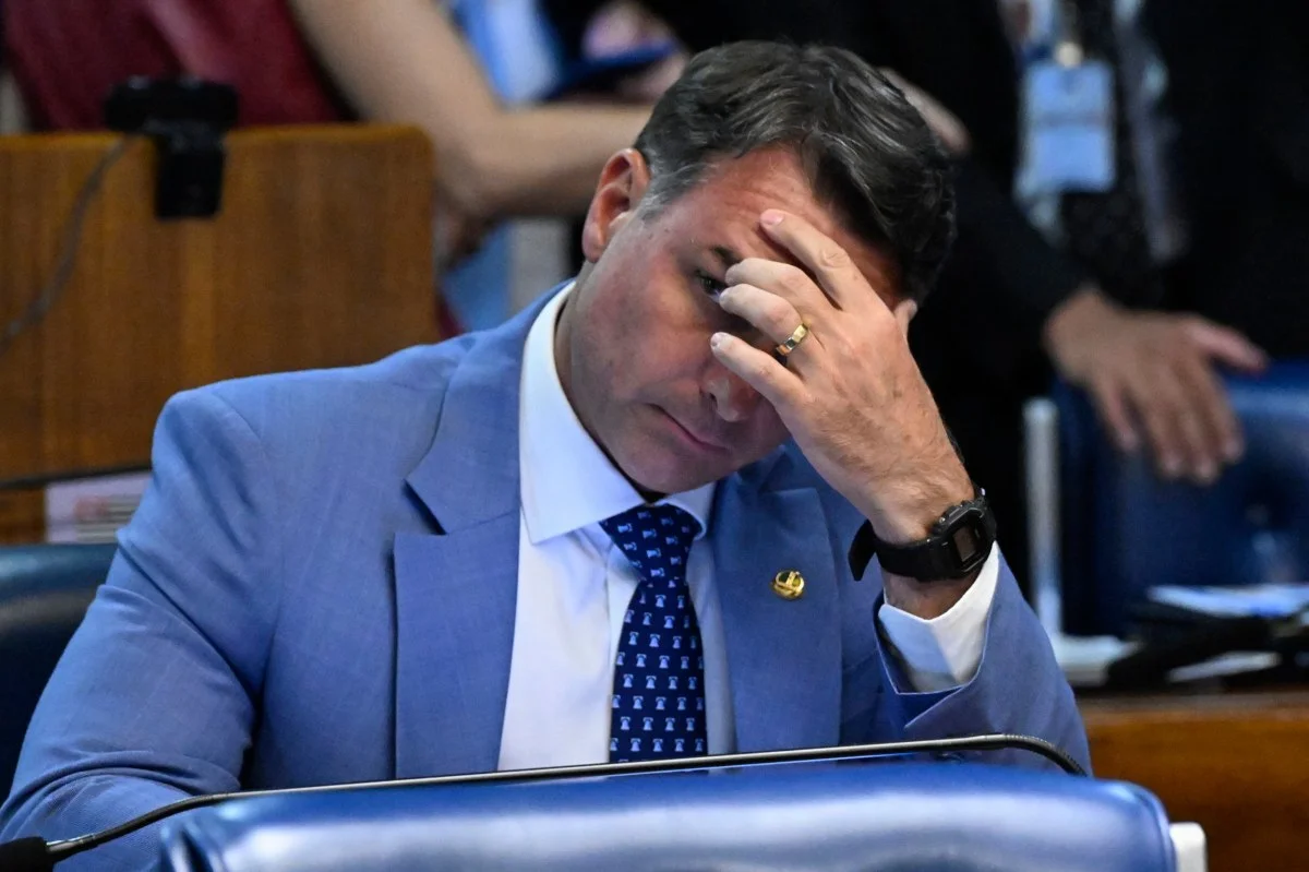Flávio Bolsonaro ganhou Rolex após festa de lancha durante auge da pandemia
