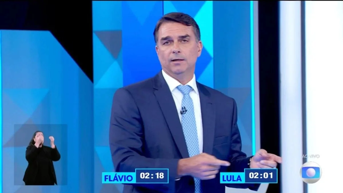 Encurralado por Lula em debate, Flávio Bolsonaro erra nome de mãe de menina morta