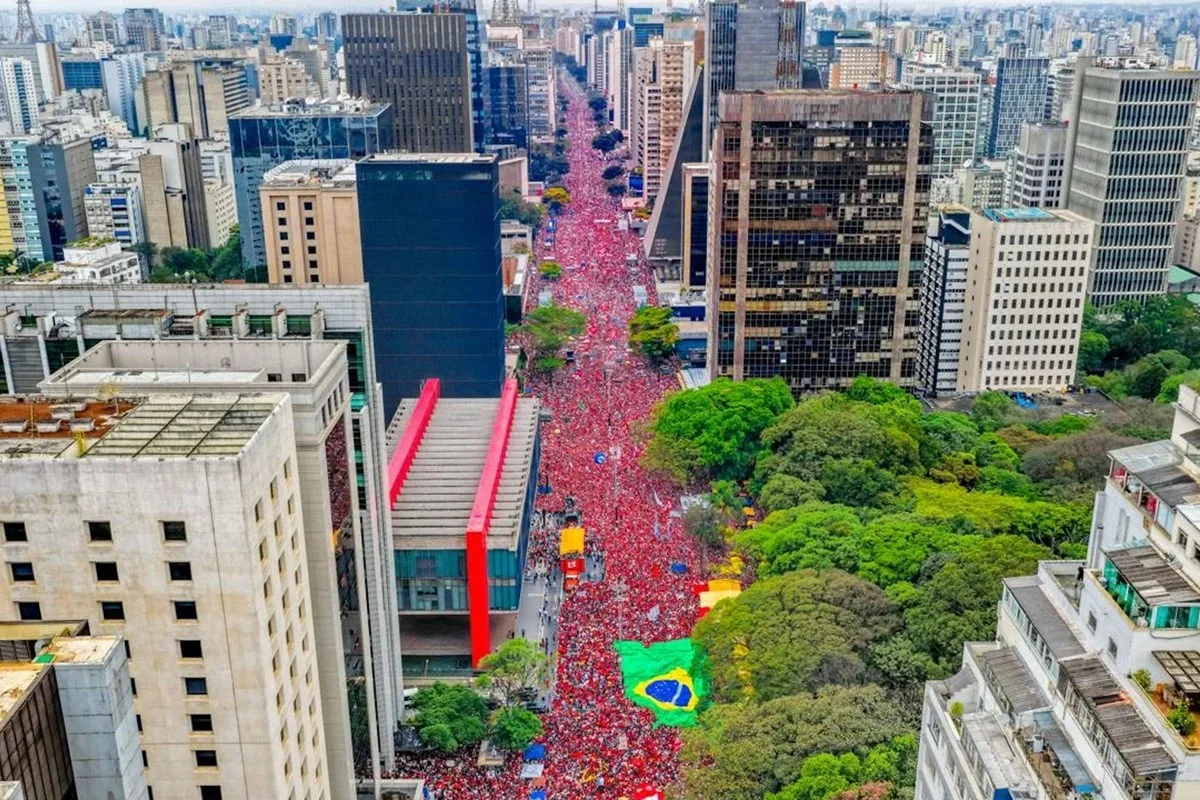 Democracia em alerta: mobilização popular histórica toma as ruas em apoio a Lula