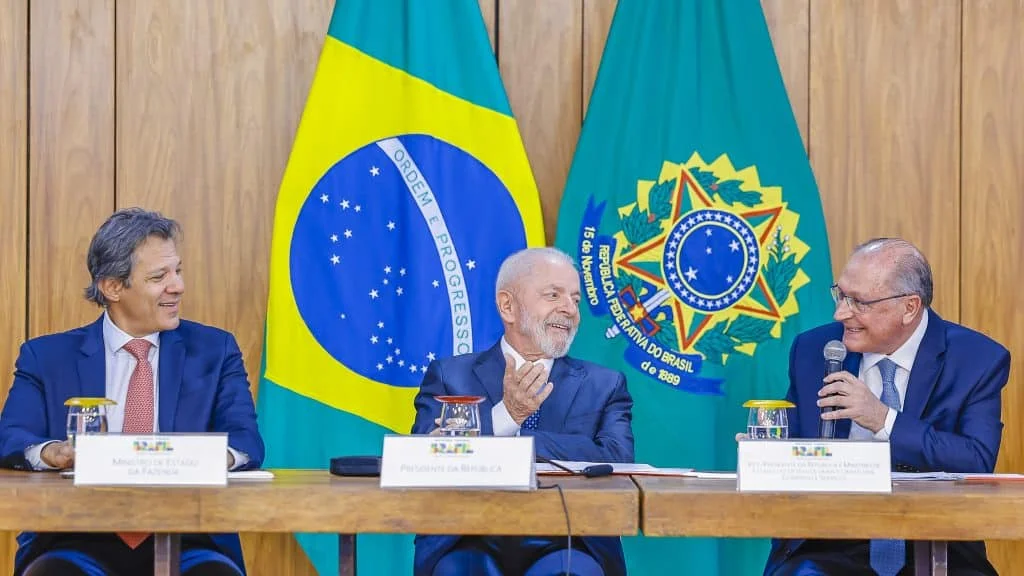 Apesar de tarifaço e tensões mundiais, Brasil ruma para segundo maior superávit comercial da história